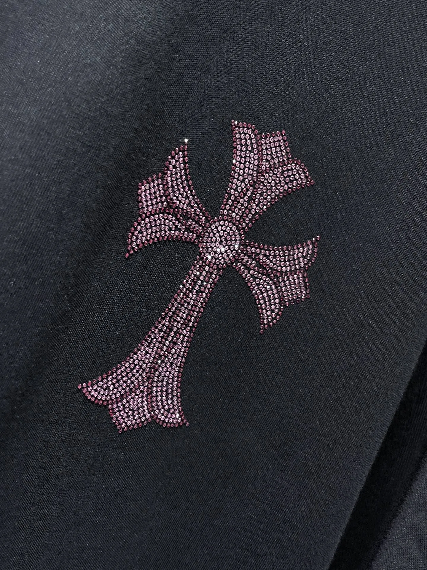 P170 New Chrome Hearts 25ss for summer. High-weight, environmentally friendly and high-quality top-quality fabric. 260g~285g. Heavy-duty hot-drilled horseshoes, Sanskrit letters, cross short-sleeves. Counter synchronization. 1:1 replica version. Recommended color: black. Size: S, M, L, XL.
